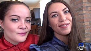 Séance Lesbienne Dans La Baignoire Avec Tiffany Et Dolly En Action Détaillée De Léchage Et De Baise