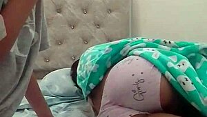 lleg� a casa de mi novia y la encuentro muy provocativa sexo real casero entre dos novias cachonda