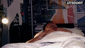 娇小18岁Vlogger 在旅馆被操