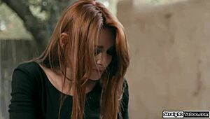 她死去朋友从坟墓爬出对抗她