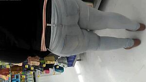 我在超市偷拍胖妹逛貨架挑菜