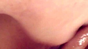 velho nerd chupando a novinha bucetuda