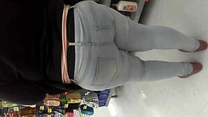 我在超市偷拍胖妹逛貨架挑菜