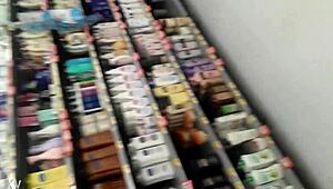 我在超市偷拍胖妹逛貨架挑菜