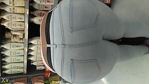 我在超市偷拍胖妹逛貨架挑菜