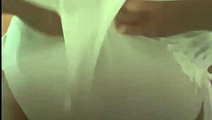 garota gordinha com bunda grande tira a roupa e mostra o cu