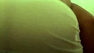 garota gordinha com bunda grande tira a roupa e mostra o cu