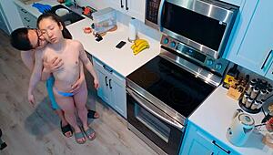 小奶亚洲年轻妹厨房弯腰晨炮意外干