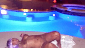 超爱看女同泳池边户外狂干