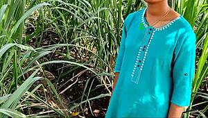 खेत में अकेली लड़की को पटाया वह बोली यहां पर नहीं घर पर जाकर चोदेंगे