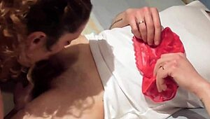 Me pilla mi hermanastra con sus bragas y ella termina la faena me corro en su boca