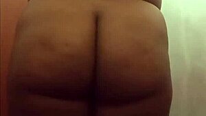 garota gordinha com bunda grande tira a roupa e mostra o cu