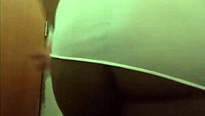 garota gordinha com bunda grande tira a roupa e mostra o cu