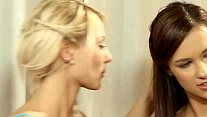 盯着两个女同天使激烈接吻抚摸！