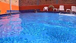 sexo en el agua con nalgona sorprendida masturbandose en la piscina