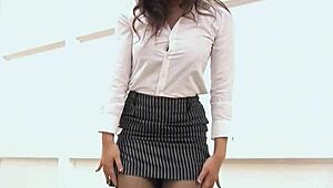 日式办公室18岁妹丝袜磨逼