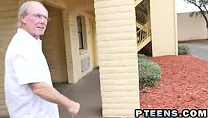 经验丰富金发18+少女尽情享受