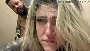 no beco de uma viela fazendo aquele amor gostoso com a buceta toda molhada e seu pau pulsando dentro dela sem camisinha pronto pra gozamos juntos