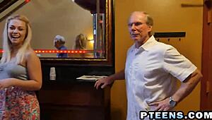 经验丰富金发18+少女尽情享受