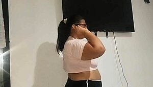 esposa infiel colombiana gets fucked by husband's friend while he works