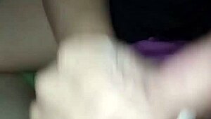 empezamos viendo porno y me masajea la verga hasta deslechar