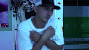 Sexo en noche de haloween chico es follado por una chica de grandes tetas y un culo enorme