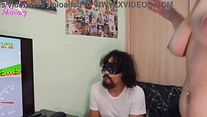 Mi esposo distraido no me folla asi que traigo a un amigo para coger a su lado