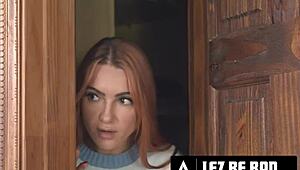 女龙坏坏18+恶搞室友茉莉舍尔尼在她床上操炮友艾莉亚斯隆