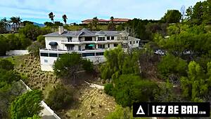 女龙坏坏18+恶搞室友茉莉舍尔尼在她床上操炮友艾莉亚斯隆