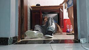 Mulher De Corno Recebe Vizinho Encanador De Saia Sem Calcinha