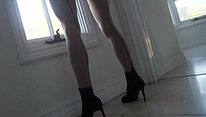 Jewelz Blu scissors with Alexis Tae and licks her trimmed pussy