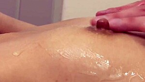 尤里敏感按摩爽到高潮喷水！😍💦