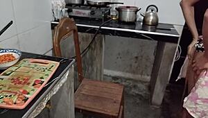 饥渴秘鲁女仆光溜骚屄深喉老板粗屌