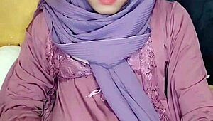 hijab crossdresser masturbates solo... so hot??