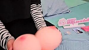 Mr l sexdoll mu�eca de tetas enormes me hace una rusa with dildo and riding