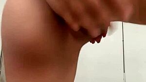 性感小巧骚妹在家等硬屌猛插