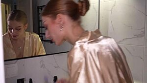 淋浴爆发棕发骚货骑乘巨屌狗爬猛砸湿屄