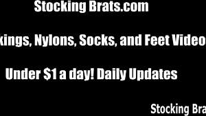 她像变态恋足婊子一样狂吸我丝袜脚趾