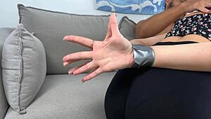 妈妈朋友绑手超爱吸屌