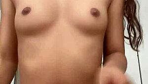 性感小巧骚妹在家等硬屌猛插