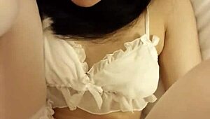 我塞巨屌进96白虎紧光溜骚逼丝袜口交