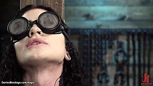 捆绑锁链骚货口塞鞭打变态BDSM痛趴