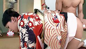 真实日本老熟夫妻无码狗爬震动内射粗暴！