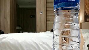 嘿老香港中国亚洲妹子...想看这个小骚货裙下藏啥吗？？