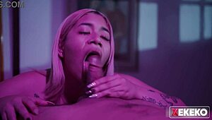 mi vecina colombiana con tetas enormes se deja follar por fotos y pies.