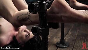 捆绑锁链骚货口塞鞭打变态BDSM痛趴