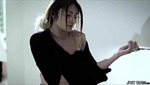 医生你的手指插我紧致18+小穴好爽