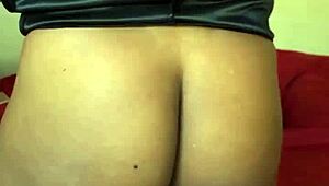 ebony milf vibes her wet pussy hard with toy then pees everywhere on herself