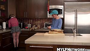 我忍不住盯超市迪完美屁股…瑞恩偷窥她邻居卸货