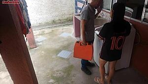 ei dona de casa, seu marido saiu e você tá pagando o técnico com essa bunda gostosa enquanto geme alto?